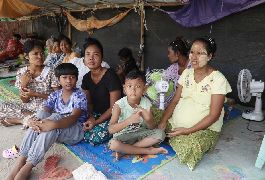 Famille dans un camp d'urgence au Myanmar après le séisme – soutien grâce aux dons