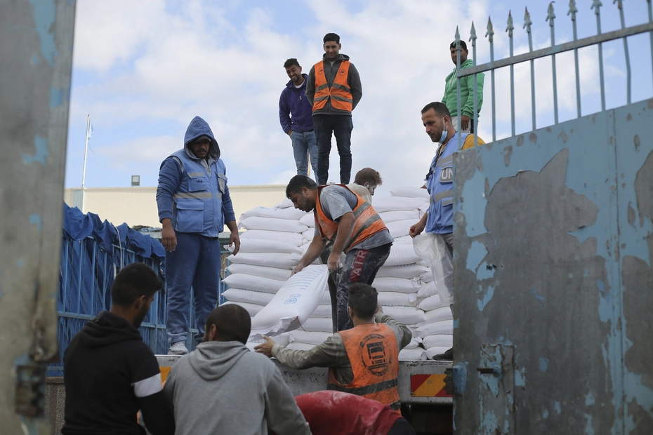 Distribution de farine à Rafah par l’ONU Des agents de l’ONU distribuent de la farine aux Palestiniens à Rafah pendant la guerre – les dons assurent une aide vitale.