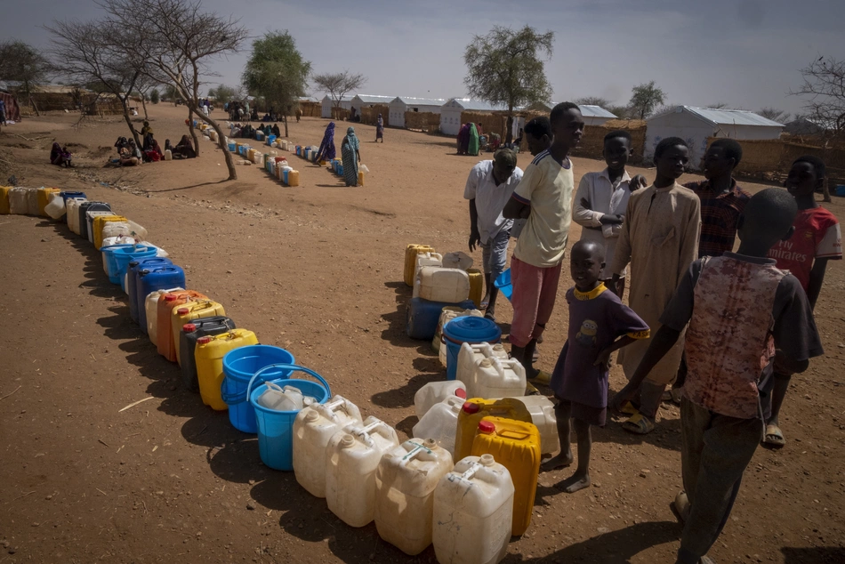 Réfugiés soudanais en quête d’eau au Tchad Réfugiés soudanais attendent l’eau au camp de Farchana – MSF assure l’approvisionnement vital en pleine crise