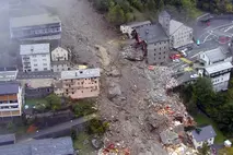 Vue aérienne d'une ville gravement endommagée par des tempêtes dans le Valais et le Tessin, en Suisse, grâce à la campagne d'aide 2000 de la Chaîne du Bonheur.