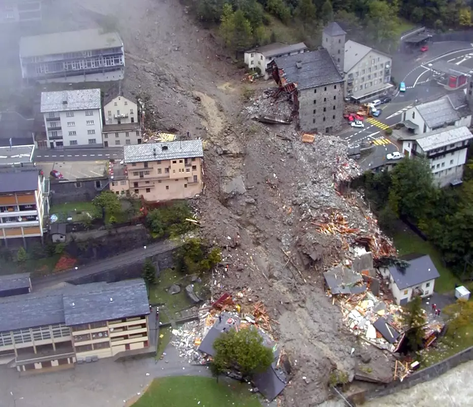 Vue aérienne d'une ville gravement endommagée par des tempêtes dans le Valais et le Tessin, en Suisse, grâce à la campagne d'aide 2000 de la Chaîne du Bonheur.