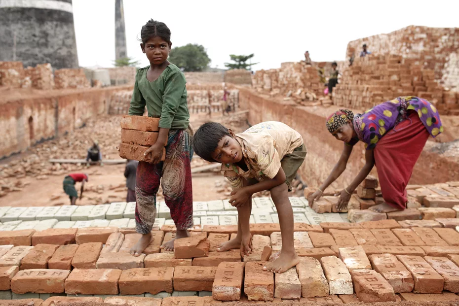 Aide au développement contre le travail des enfants au Bangladesh Au Bangladesh, les enfants travaillent pour peu d'argent - l'aide au développement est nécessaire car le travail des enfants est très répandu.