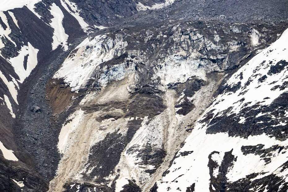 Glacier avec neige et rochers