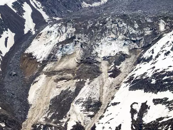 Glacier avec neige et rochers