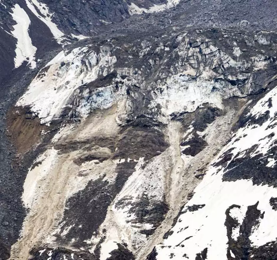 Glacier avec neige et rochers