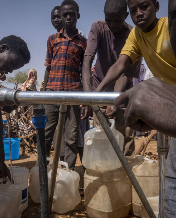 Puits avec eau potable grâce aux dons Un puits en état de marche permet d'avoir de l'eau potable - Les dons assurent l'approvisionnement en eau.