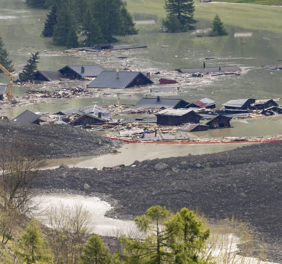 Blatten après la catastrophe : faites un don maintenant pour l'aide d'urgence immédiate Maisons inondées à Blatten après un glissement de terrain - don urgent pour l'aide d'urgence et une aide rapide sur place.