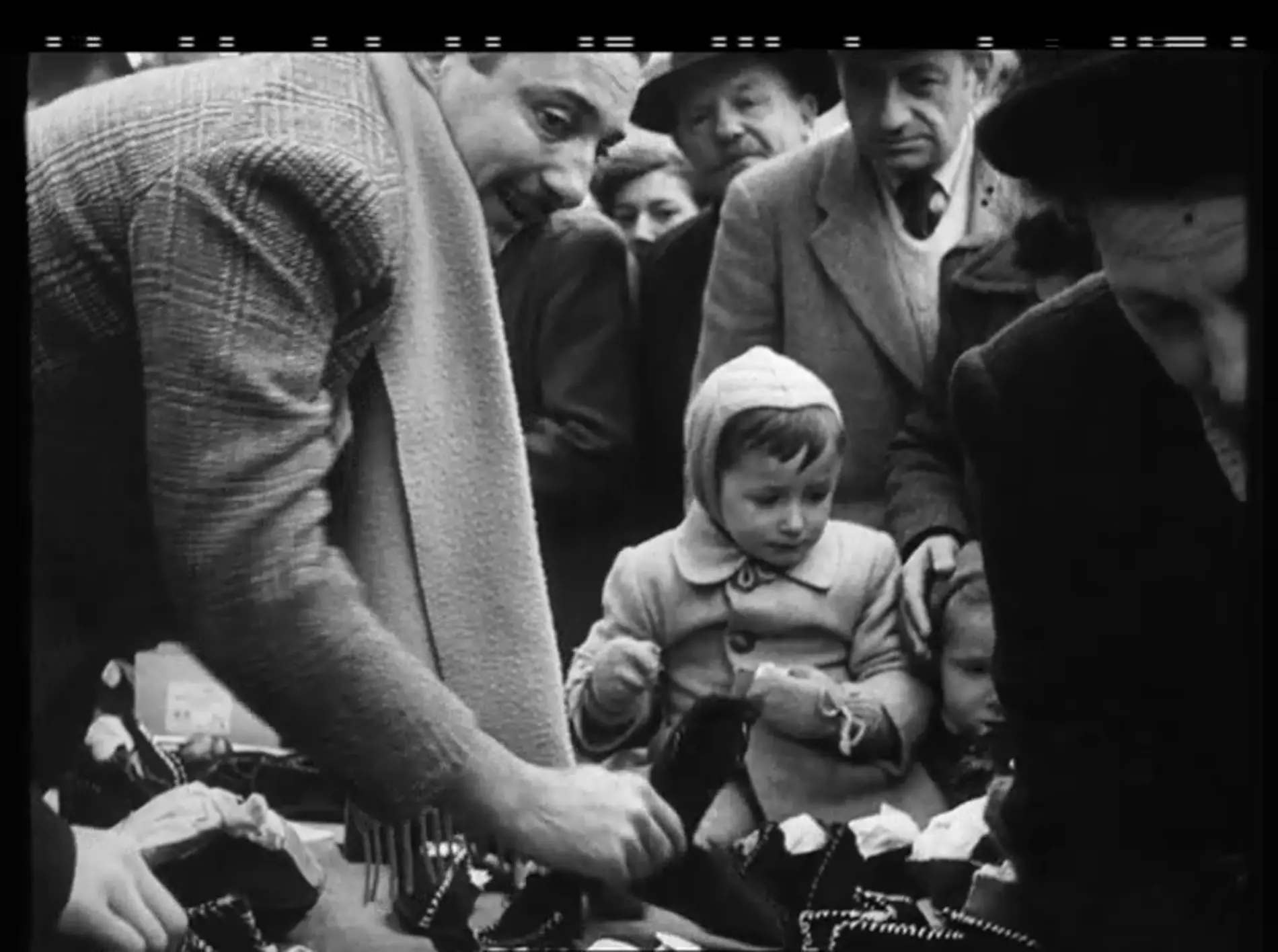 Enfants portant des paniers remplis de chaussures en feutre faites à la main, dans le cadre d'une campagne de soutien populaire dans les années 1940.