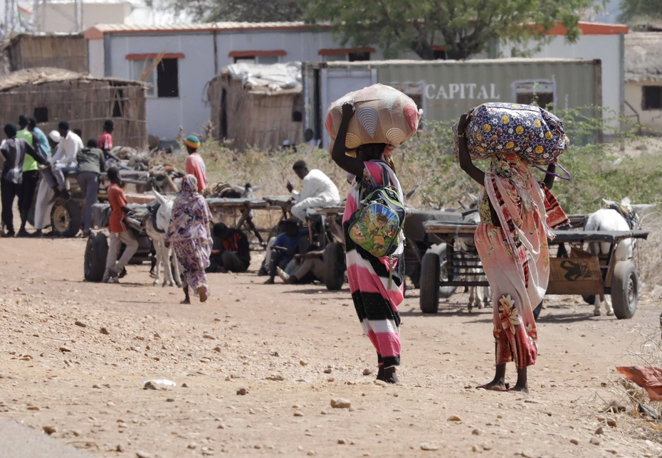Fuite vers le Soudan du Sud par Joda Réfugiés soudanais et rapatriés sud-soudanais arrivent au poste frontière de Joda – aidés par les agences humanitaires à Renk face à la guerre et au manque de ressources.