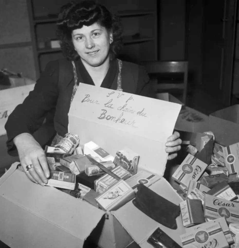 Tabac et chocolat offerts aux personnes âgées dans le cadre de la campagne d'aide de la Chaîne du Bonheur en 1948.