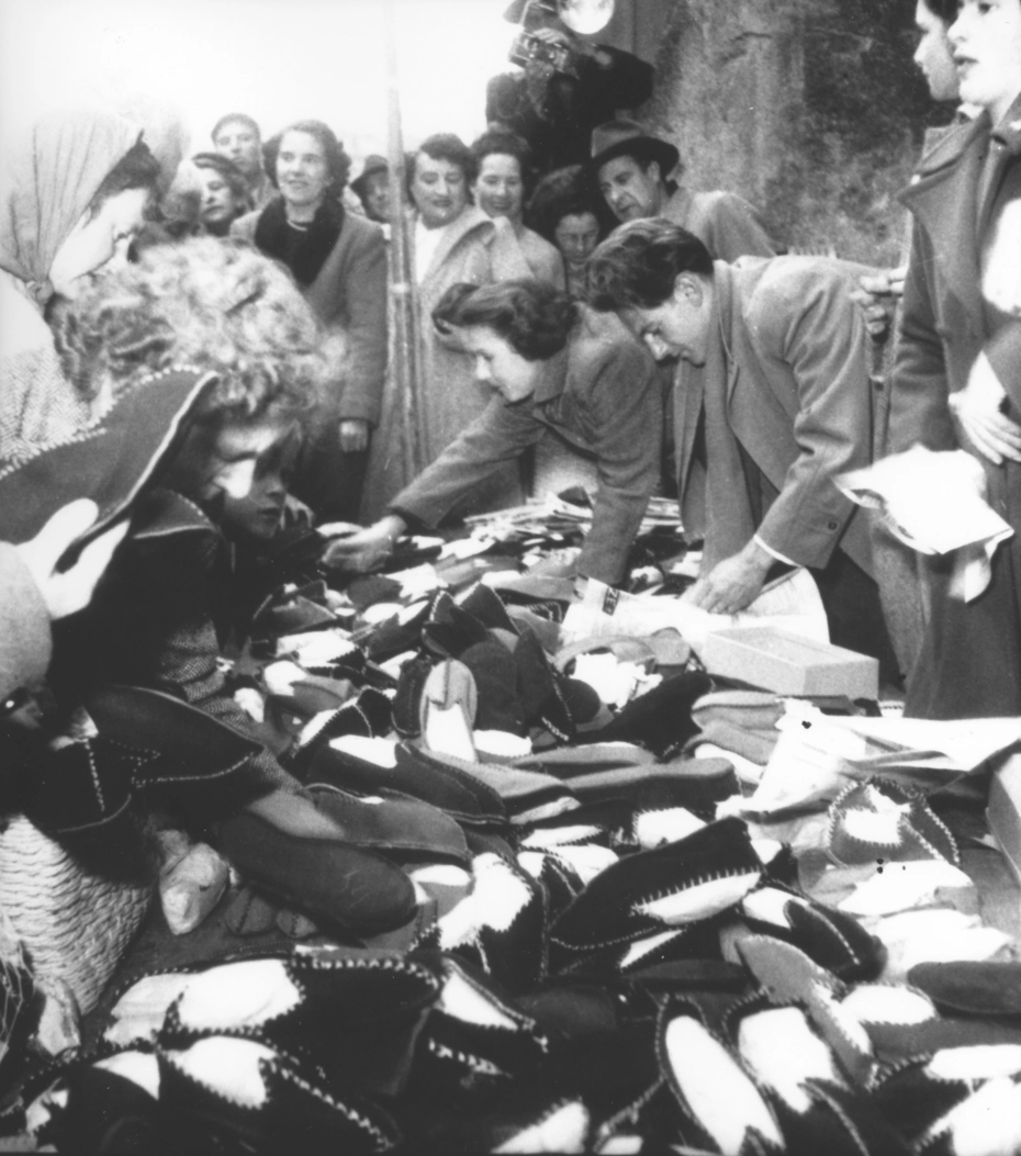 Des bénévoles fabriquent des pantoufles à partir de vieux chapeaux de feutre. La Chaîne du Bonheur a fait preuve d'ingéniosité dans son aide humanitaire en 1948.