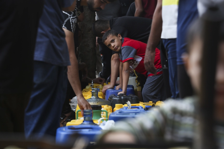 Accès à l’eau potable à Rafah sous les bombardements Des Palestiniens collectent de l’eau potable à Rafah pendant les bombardements – les dons permettent un accès vital à l’eau en temps de crise.