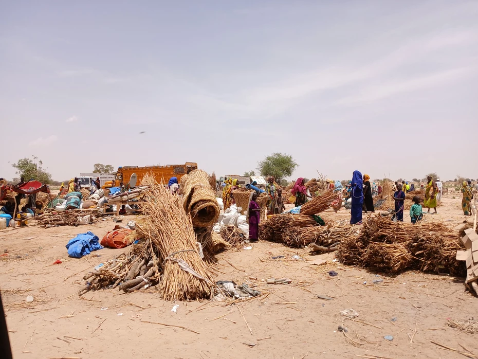 Des familles construisent des abris de fortune au Tchad – un appel urgent à l’aide humanitaire, à la protection des réfugiés et à un soutien immédiat face à la crise.