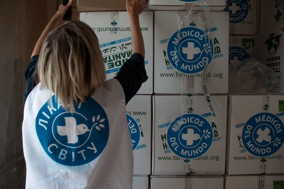Rétablir les soins de santé en Ukraine Une travailleuse humanitaire de Médecins du Monde empile des colis médicaux – un soutien essentiel pour rétablir les soins de santé en Ukraine après les bombardements.