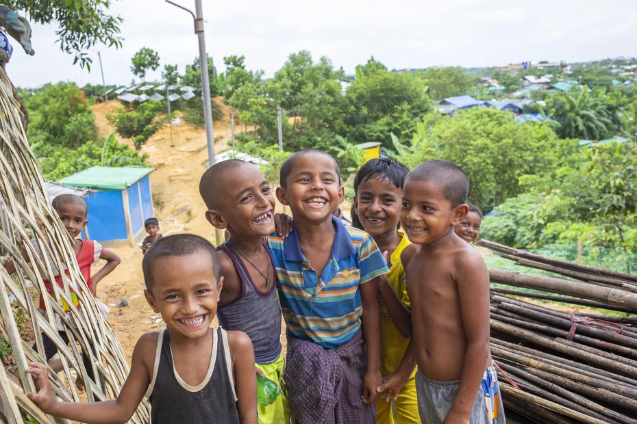 Des enfants souriants bénéficient de l’aide aux enfants et de l’éducation – vos dons changent des vies et donnent de l’espoir.