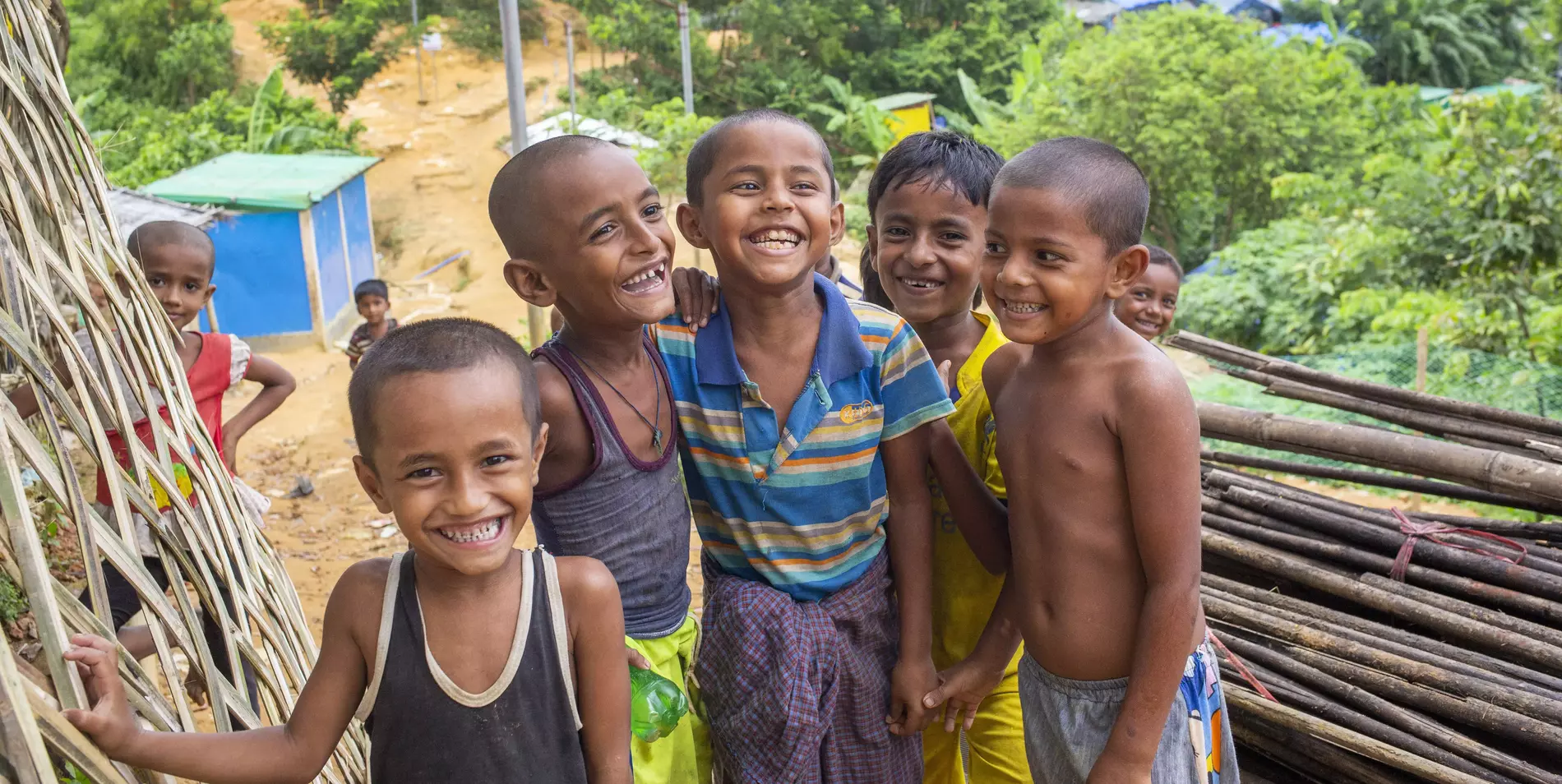 Des enfants souriants bénéficient de l’aide aux enfants et de l’éducation – vos dons changent des vies et donnent de l’espoir.