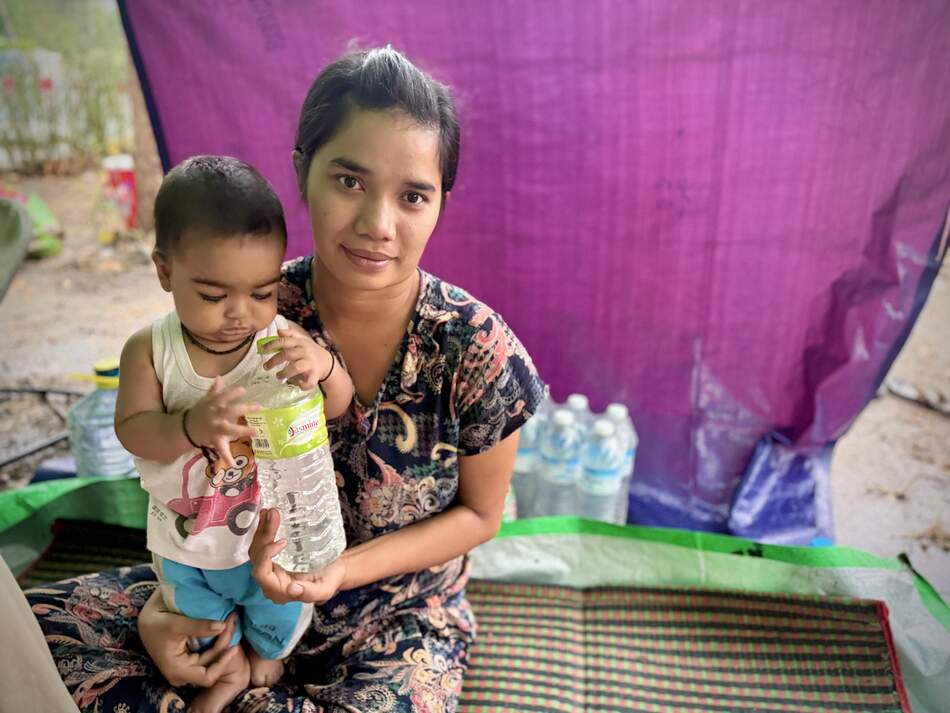 Une mère et son enfant dans un camp d'urgence au Myanmar après le tremblement de terre - soutien par des dons.