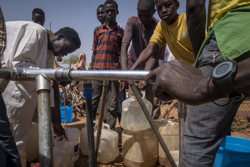 Puits avec eau potable grâce aux dons Un puits en état de marche permet d'avoir de l'eau potable - Les dons assurent l'approvisionnement en eau.
