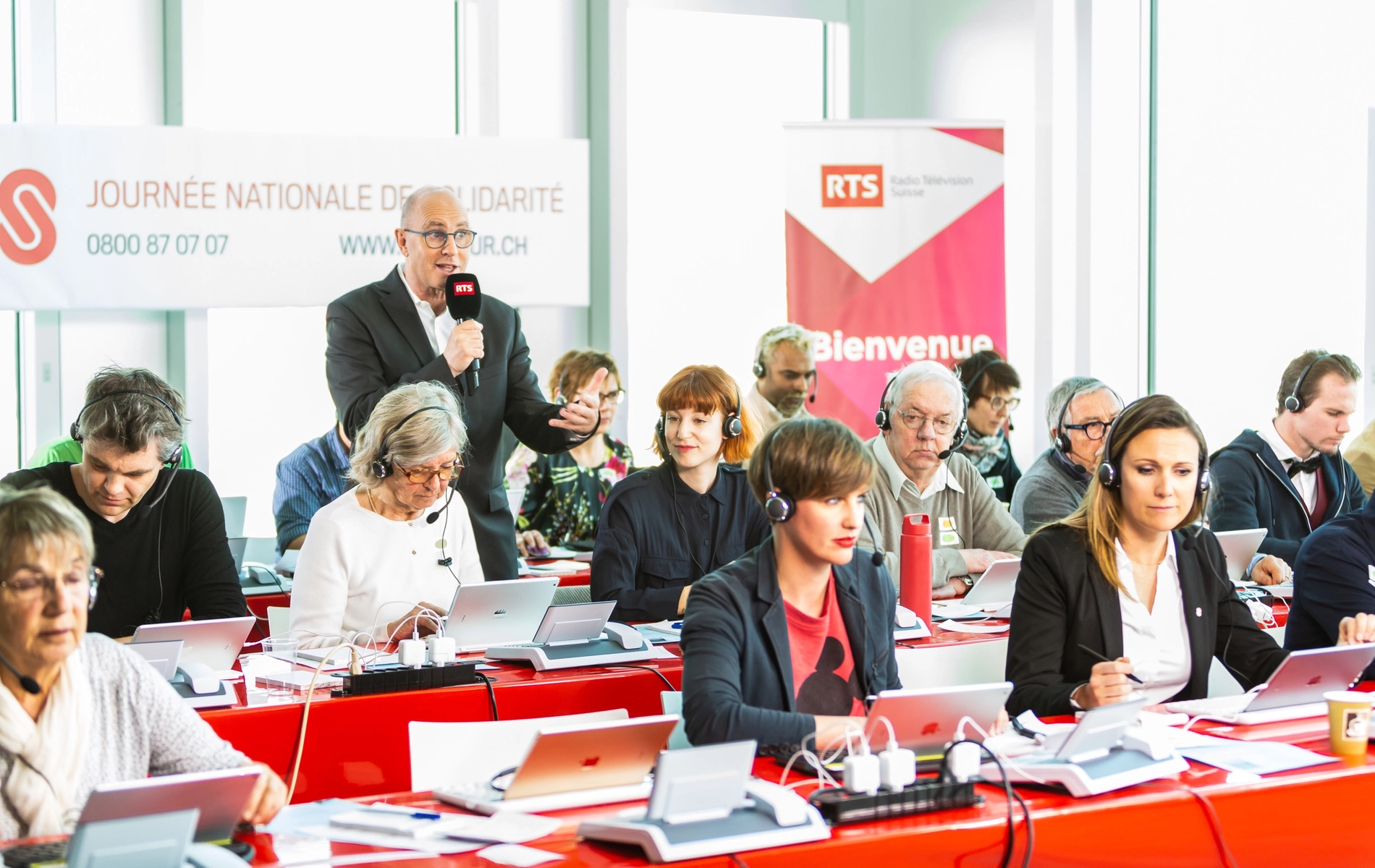 Des personnes collectent des dons par téléphone lors de la journée nationale de solidarité