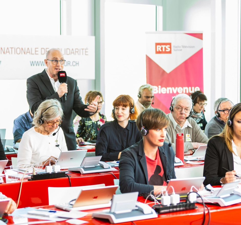 Des personnes collectent des dons par téléphone lors de la journée nationale de solidarité
