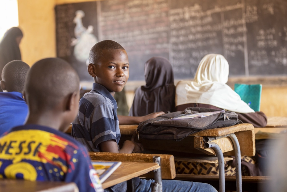 Soutien éducatif pour un garçon nigérien Un jeune garçon nigérien peut aller à l'école grâce à un don éducatif.