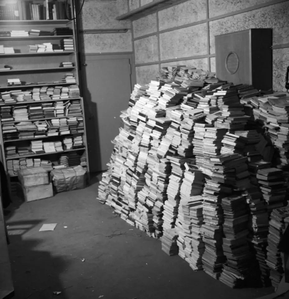Des piles de livres donnés pour les soldats blessés - l'initiative de la Chaîne du Bonheur pour l'après-guerre en 1947.