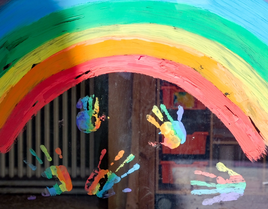 Solidarité créative des écoles Arc-en-ciel coloré et empreintes de mains d'enfants sur verre : les classes affichent une solidarité créative avec les campagnes de la Chaîne du Bonheur.
