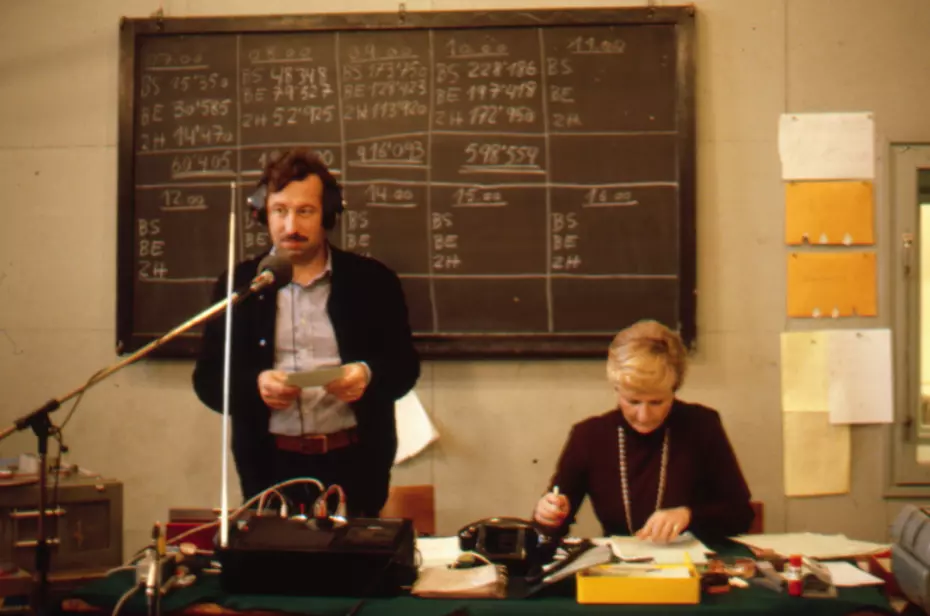 Deux animateurs radio lors d'une émission de la Chaîne du Bonheur - les racines de la fondation dans la radio publique.
