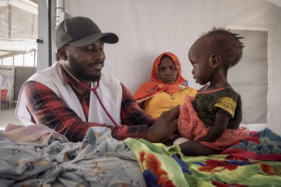 Aide directe pour les enfants dans les hôpitaux au Tchad Un enfant soudanais est soigné dans un hôpital au Tchad - Une aide d'urgence est possible grâce aux dons.