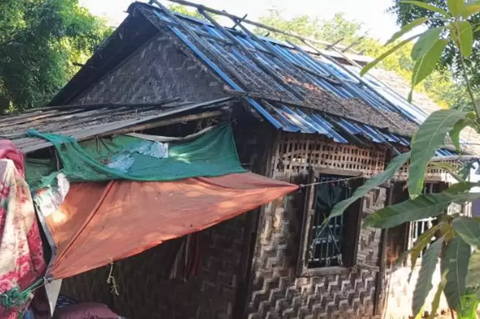 Une maison endommagée suite au séisme dans la région de Mandalay