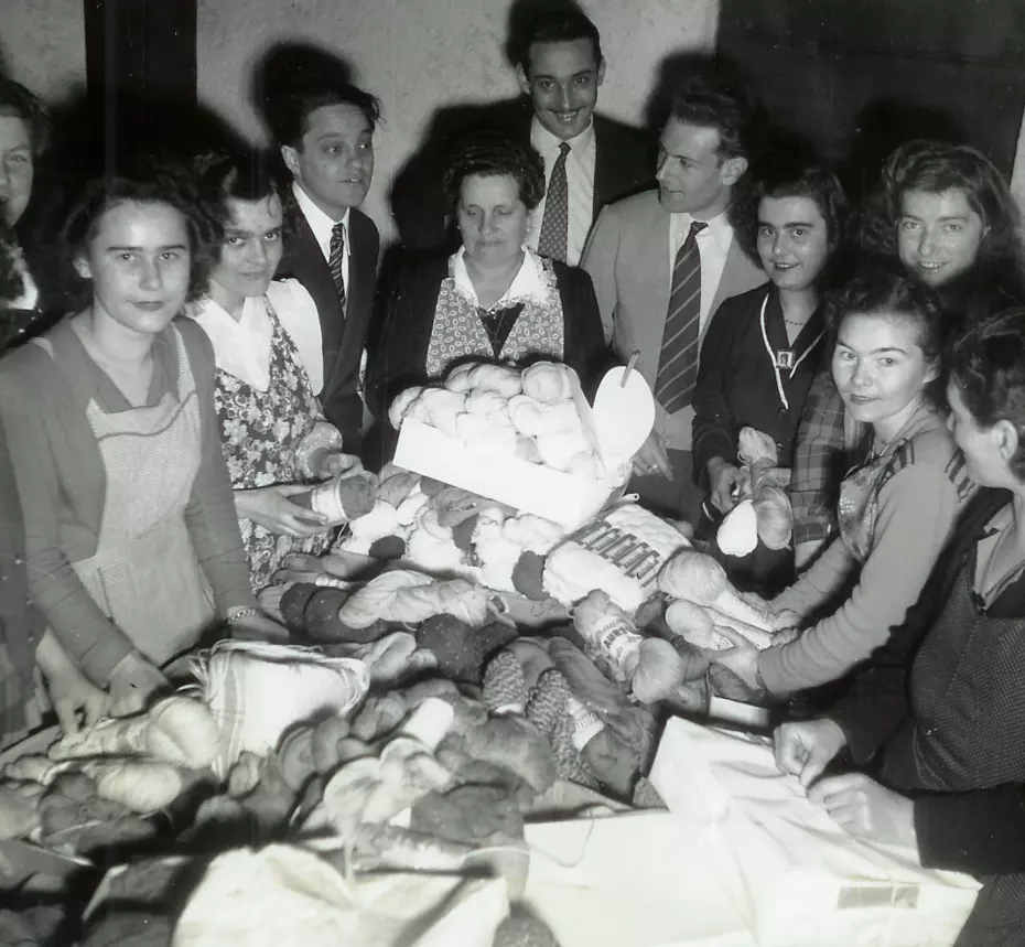 Des personnes collectent du fil à une table de donation - campagne de 1951 pour soutenir les personnes souffrant de froid extrême.