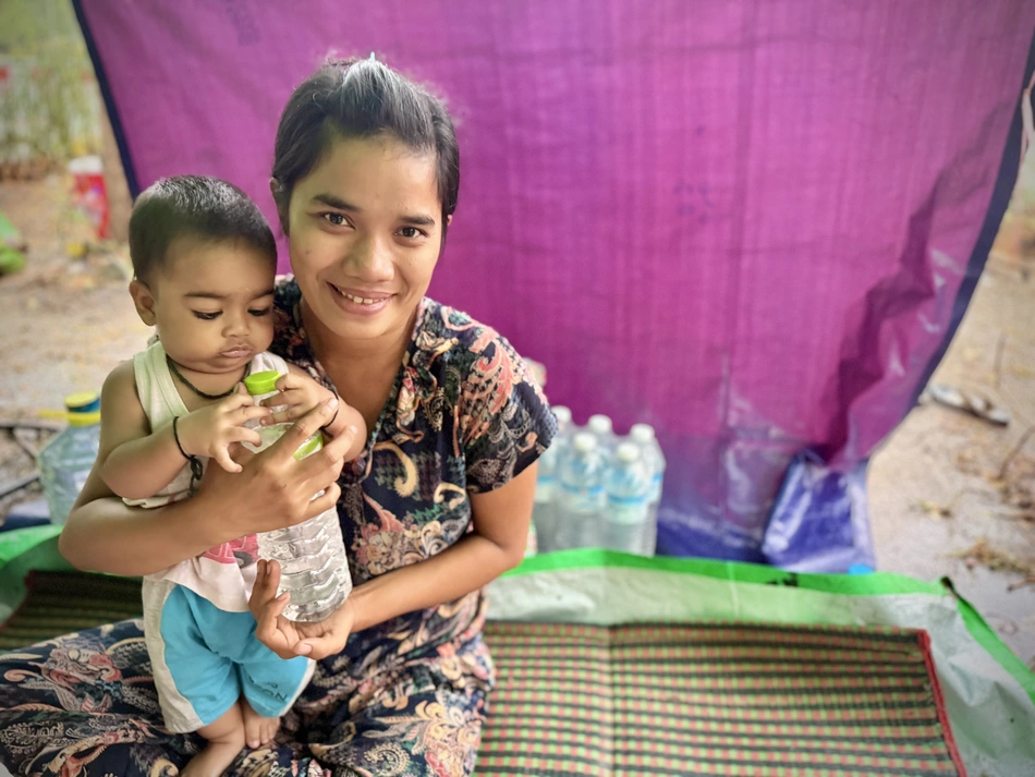 Une mère et son enfant dans un camp d'urgence au Myanmar après le tremblement de terre - soutien par des dons.