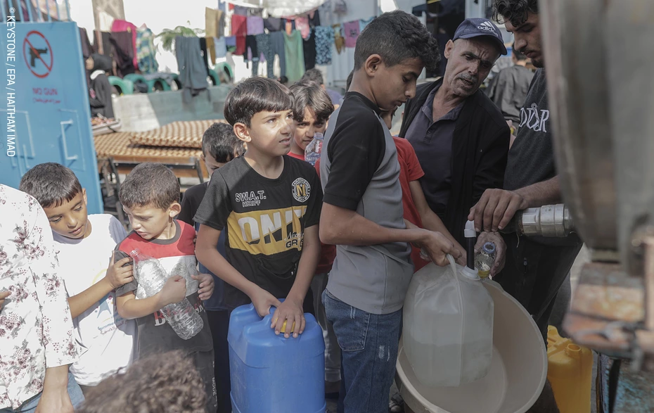 Distribution d’eau à Khan Younès Des résidents du camp de Khan Younès font la queue pour de l’eau – les dons assurent l’accès à l’eau malgré la crise dans le sud de Gaza.