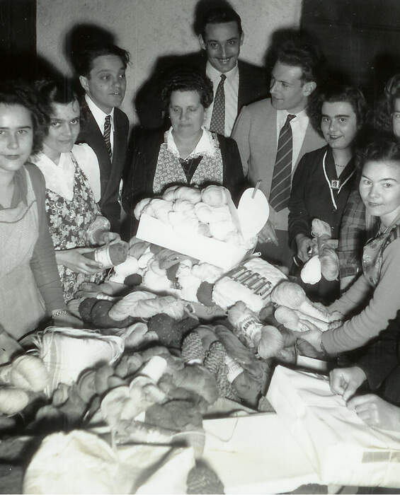 Des personnes collectent du fil à une table de donation - campagne de 1951 pour soutenir les personnes souffrant de froid extrême.