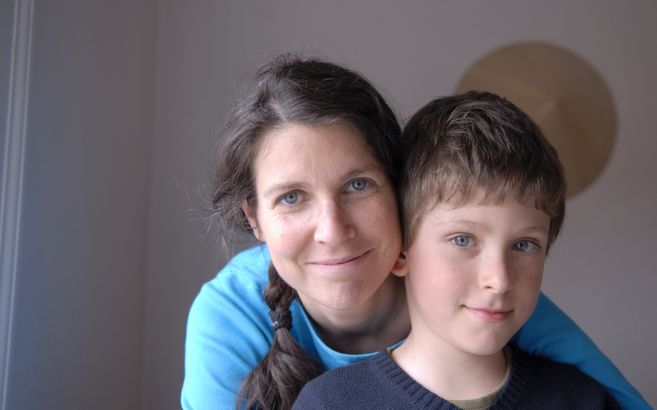Soutenir les enfants vulnérables Une mère enlace son fils – la solidarité envers les enfants offre protection, soins et accès à l’éducation.