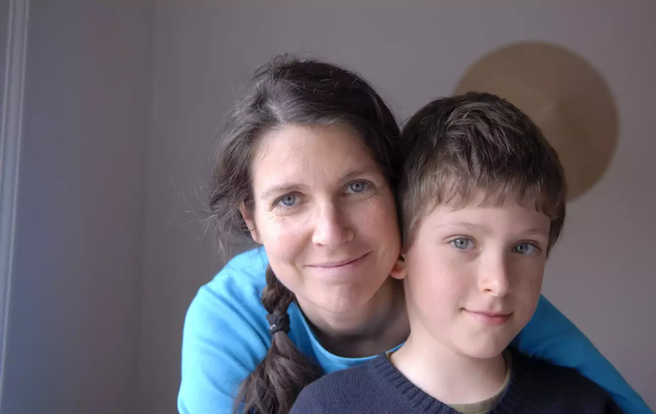 Une mère enlace son fils – la solidarité envers les enfants offre protection, soins et accès à l’éducation.