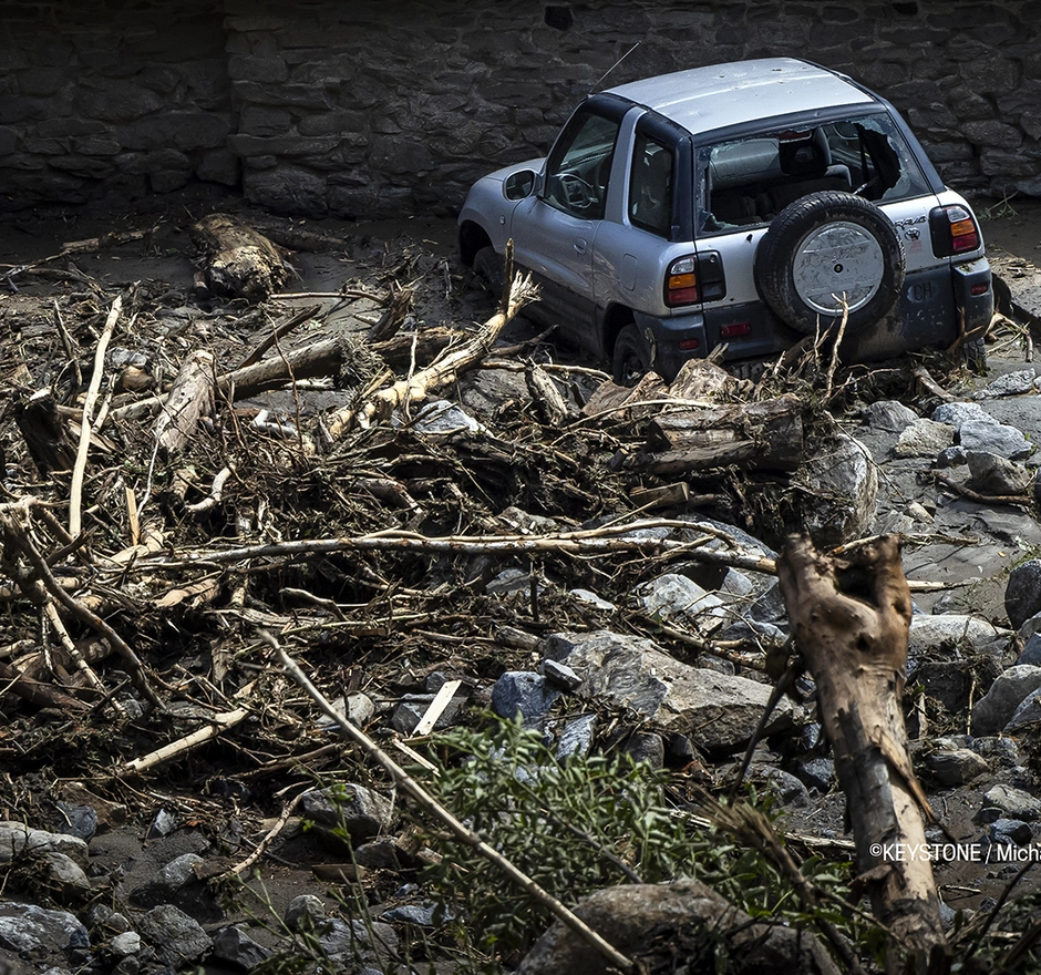 Une voiture en ruines après de fortes intempéries dans le Val Maggia – aide d'urgence nécessaire.