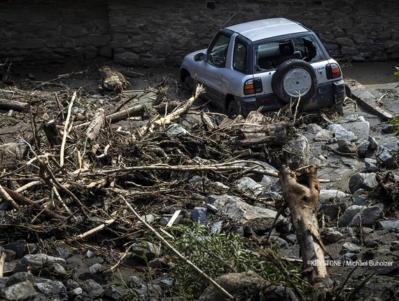 Voiture détruite après les intempéries au Val Maggia Une voiture en ruines après de fortes intempéries dans le Val Maggia – aide d'urgence nécessaire.
