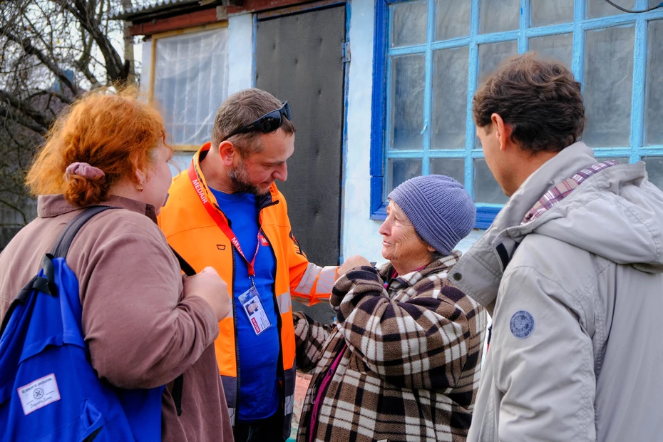 Aide financière pour les personnes vulnérables Une femme âgée reçoit l’assistance de l’équipe de Medair devant chez elle – une aide en espèces pour les besoins essentiels comme le chauffage, les vêtements chauds, les soins ou le transport.
