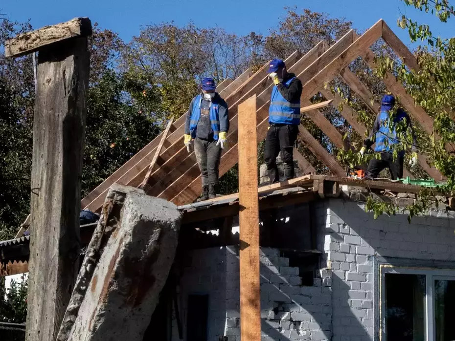 Reconstruire pour protéger Des ouvriers réparent la charpente d’une maison endommagée – la reconstruction permet aux familles touchées de rester dans leur logement.