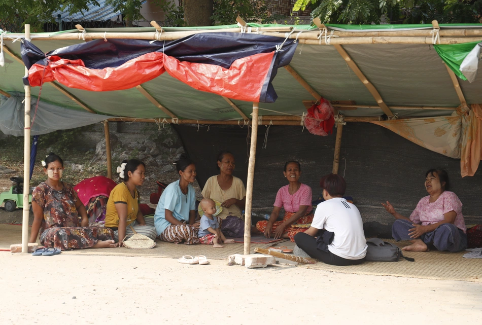 Famille dans un camp d'urgence au Myanmar après le séisme – soutien grâce aux dons.