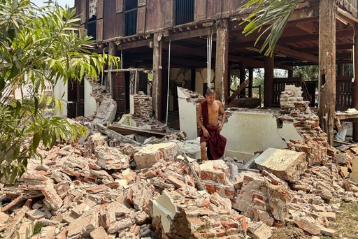 Un homme marche dans les décombres du séisme en Asie du Sud-Est et a besoin d'une aide d'urgence.