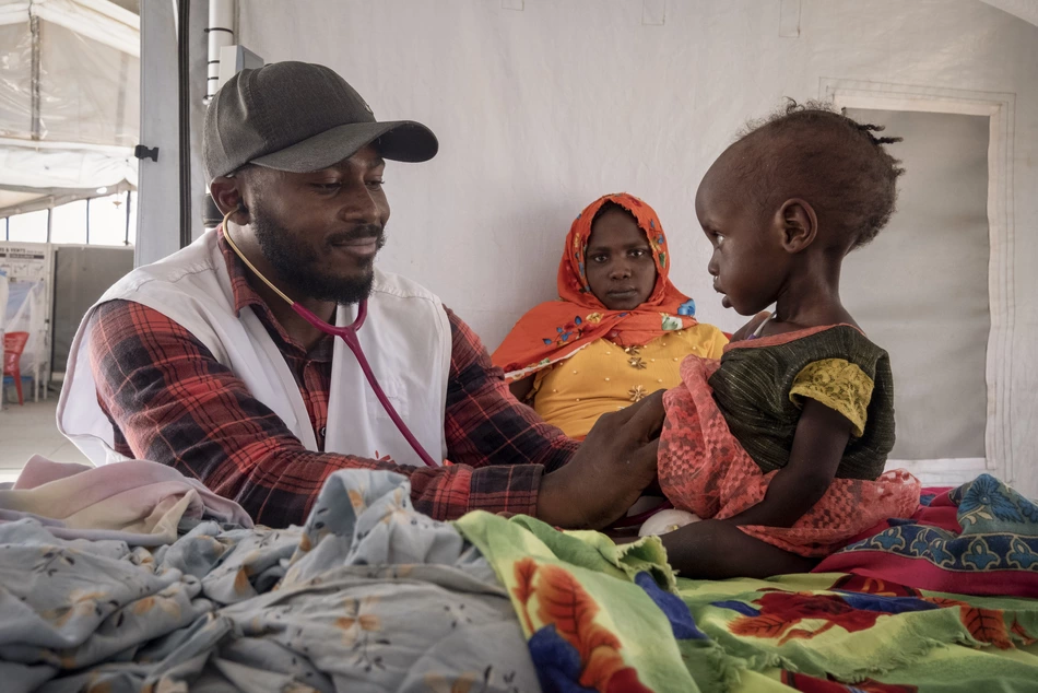 Des enfants soudanais malnutris, réfugiés du Darfour, sont soignés dans le camp de Metche au Tchad – les dons permettent une aide vitale aux frontières.