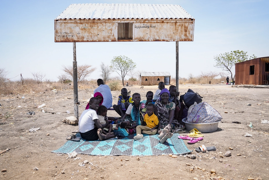 Rapatriés du Soudan attendent de l’aide à Renk Des rapatriés sud-soudanais fuyant la guerre au Soudan attendent à Renk – besoin d’aide d’urgence et d’un soutien humanitaire.
