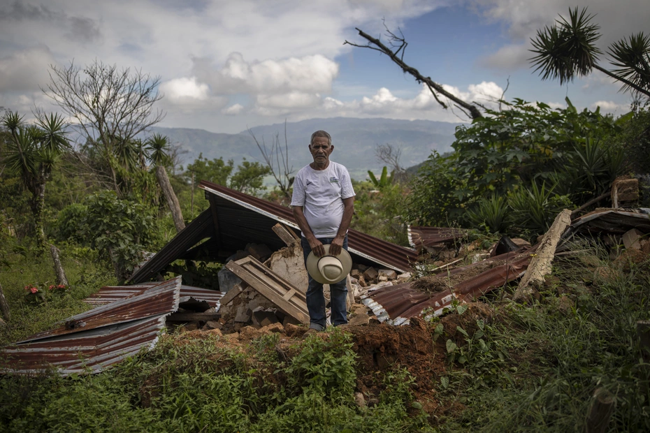 Un homme se tient devant les ruines de sa maison à La Reina, Honduras - détruite par un glissement de terrain après les ouragans Eta et Iota - les dons permettent d'aider à la reconstruction.