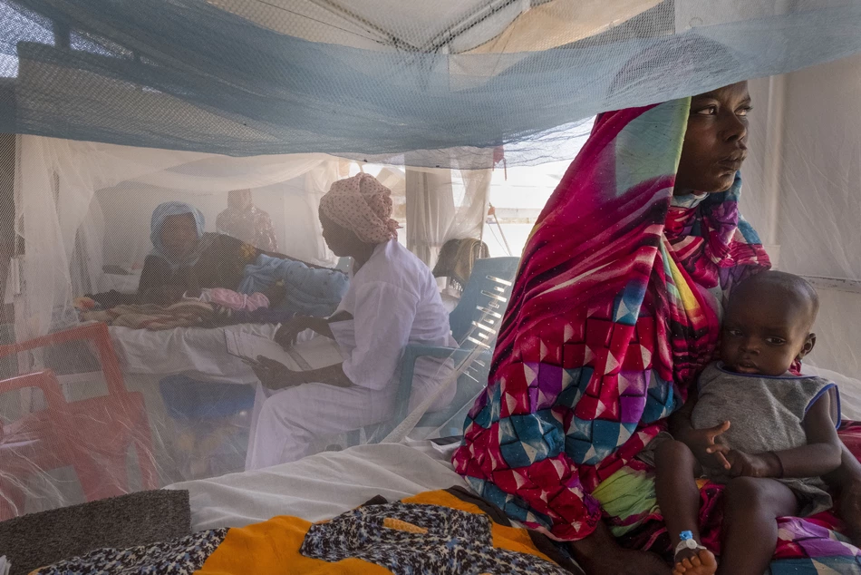 Aide aux enfants soudanais malnutris Enfants soudanais malnutris soignés par MSF au Tchad – les dons sauvent des vies.