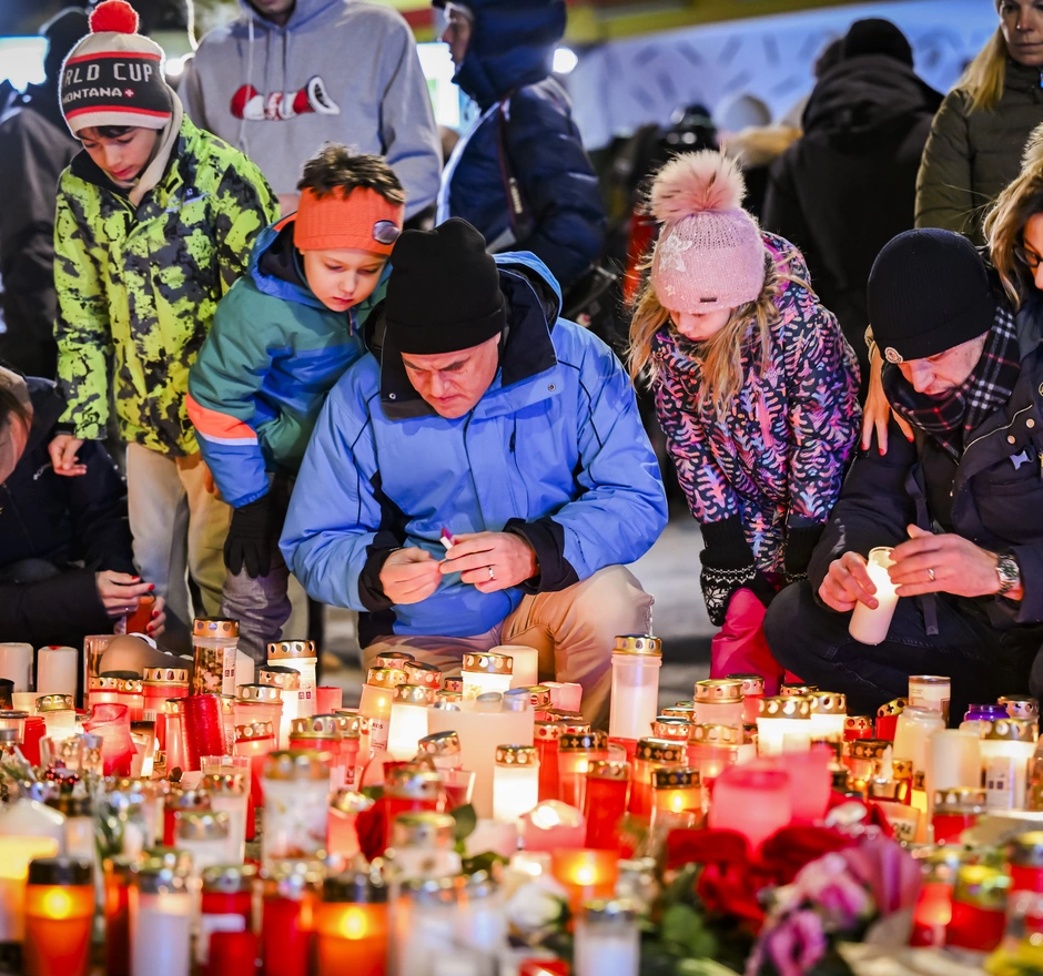 Crans-Montana People are paying their respects to the victims with flowers and candles near the area where a unidentified origin fire broke out at the Le Constellation bar and lounge leaving people dead and injured, during New Year’s celebration, in Crans-Montana, Switzerland, Friday, January 2, 2026. According to the latest information available, 40 people died and 119 were injured in a fire at the bar Le Constellation in Crans-Montana on New Year's Eve. (KEYSTONE/Jean-Christophe Bott)