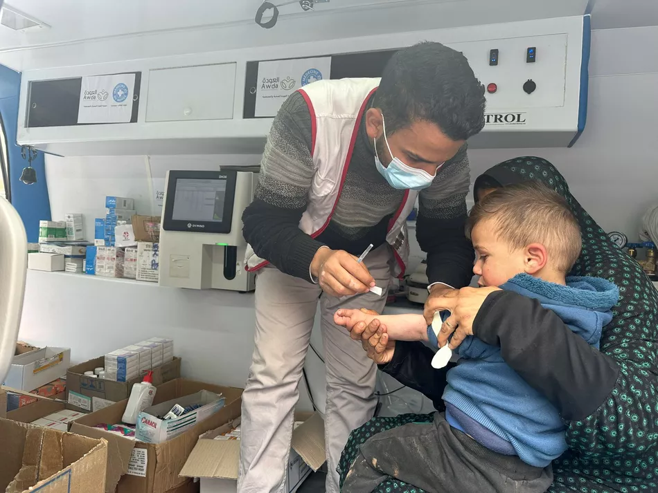 Médecins du Monde Un enfant blessé reçoit des soins médicaux à Gaza – les dons permettent une aide d’urgence vitale.
