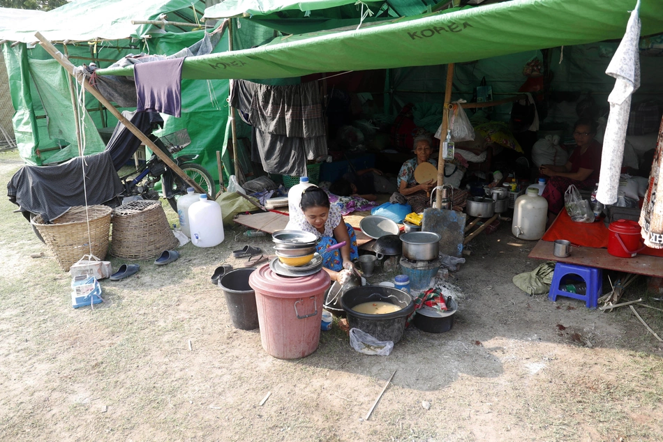 Famille dans un camp d'urgence au Myanmar après le séisme – soutien grâce aux donsFamille dans un camp d'urgence au Myanmar après le séisme – soutien grâce aux dons
