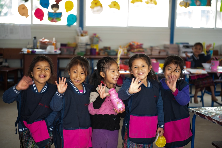 Éducation pour filles grâce aux dons Des jeunes filles peuvent aller à l'école grâce à des dons pour l'éducation.
